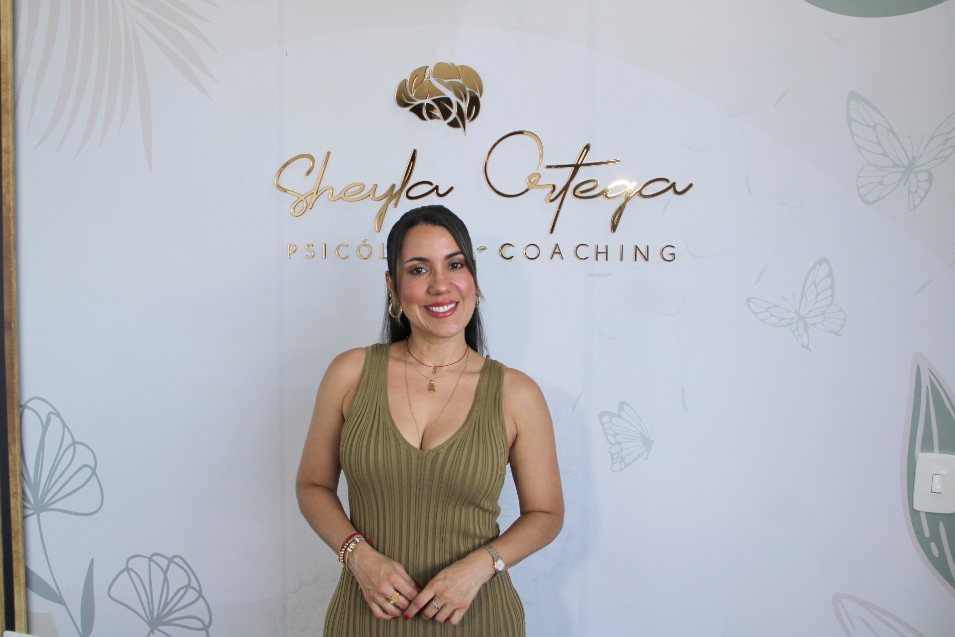 Sheyla Ortega leyendo en su consultorio