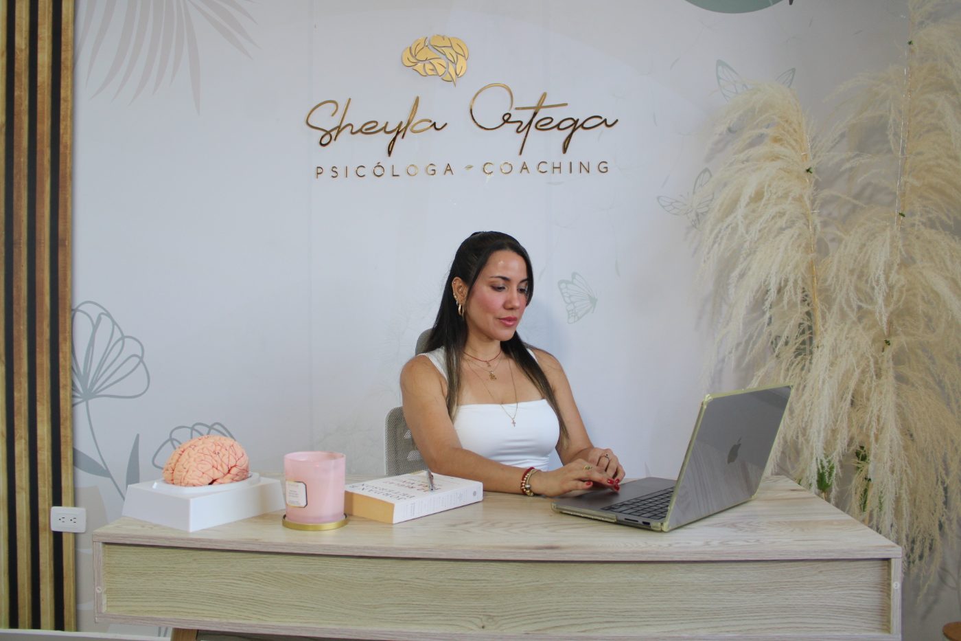 Sheyla Ortega en su consultorio